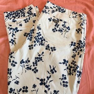 NWOT Gap Khaki Capri’s. Sz 18.